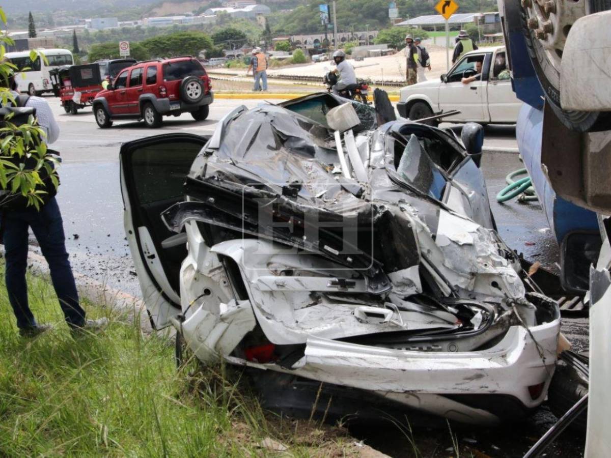 EN FOTOS: Varios heridos, vehículos destruidos y una cisterna volcada deja fuerte accidente en el anillo periférico