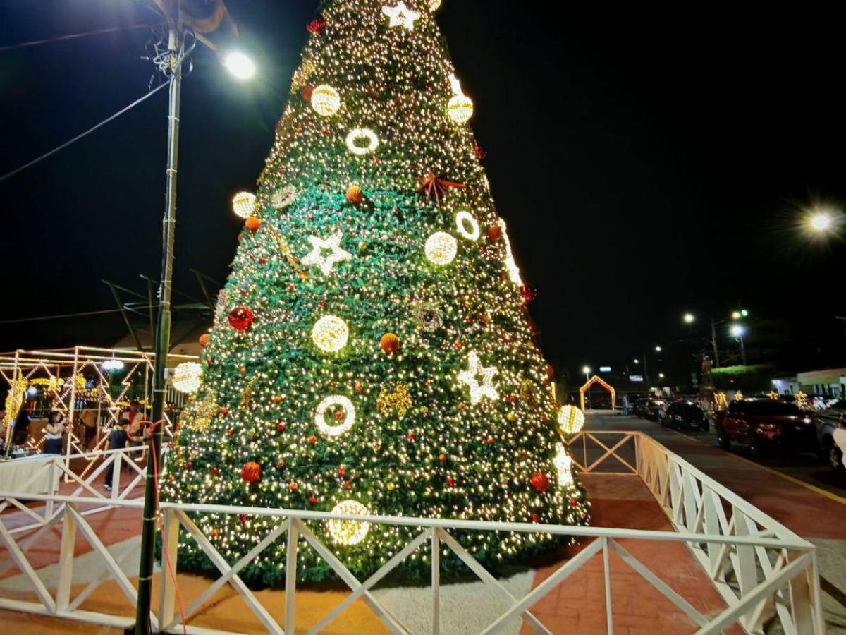 Entre luces y muñecos de nieve, San Lorenzo se impregna del ambiente navideño