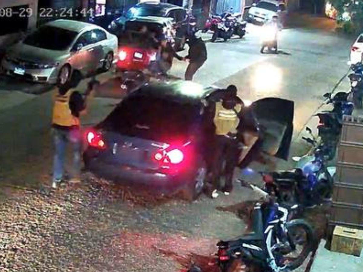 Cámaras captaron asalto en barrio Bella Vista: llegaron armados, con chalecos y encapuchados