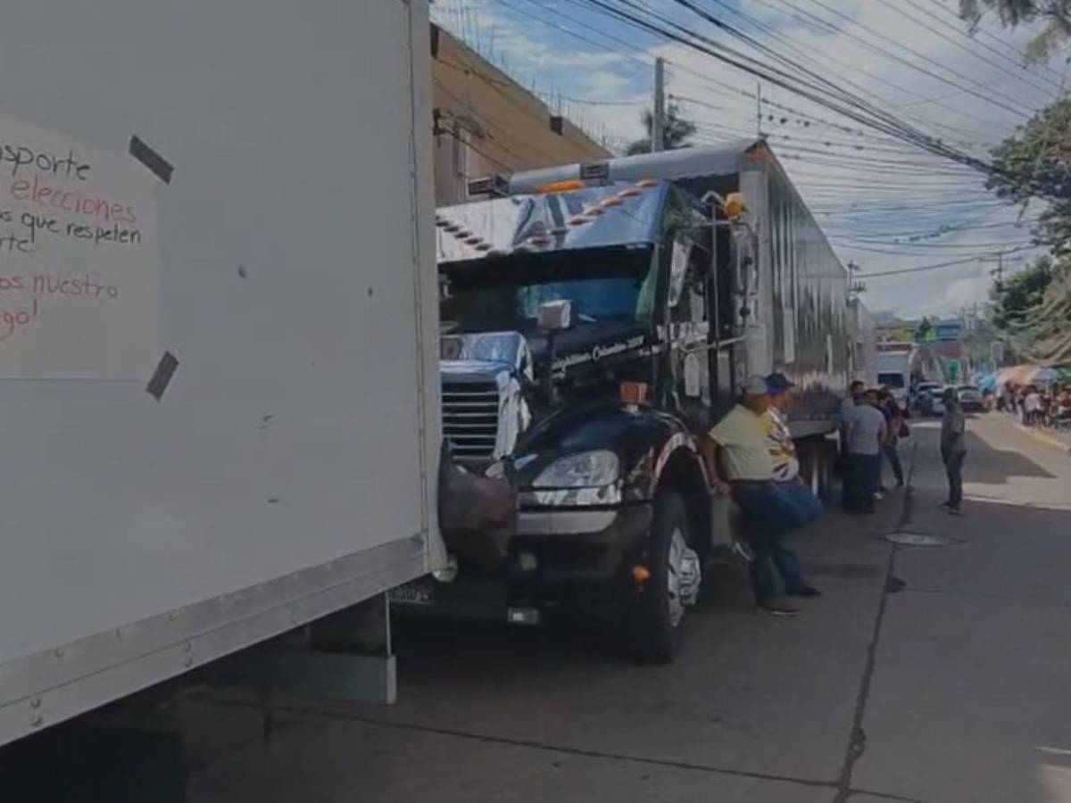 Conductores y dueños de camiones protestan frente al CNE por deuda de L 67 millones