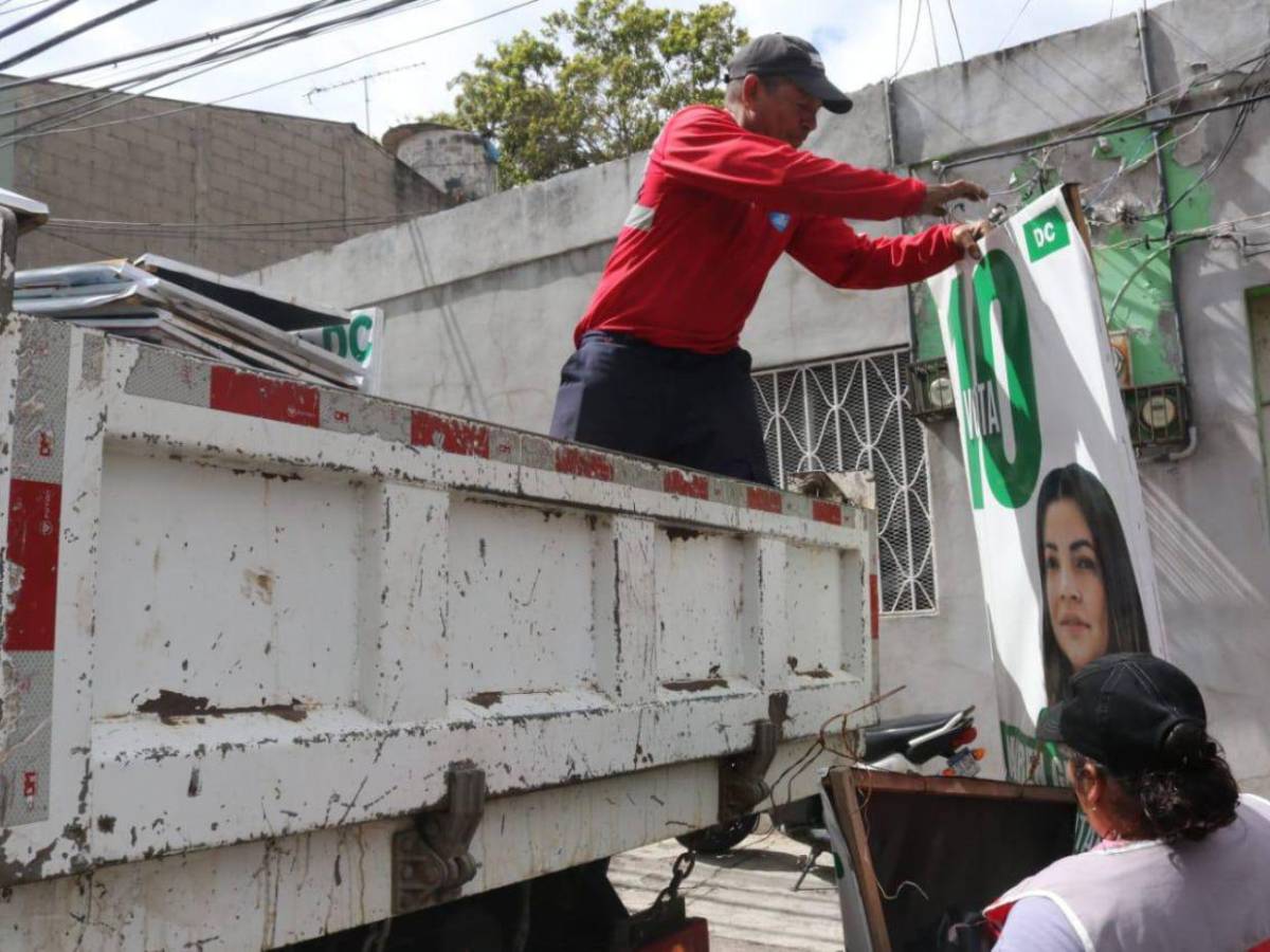 Cárteles de políticos ya están siendo retirados de las calles de la capital