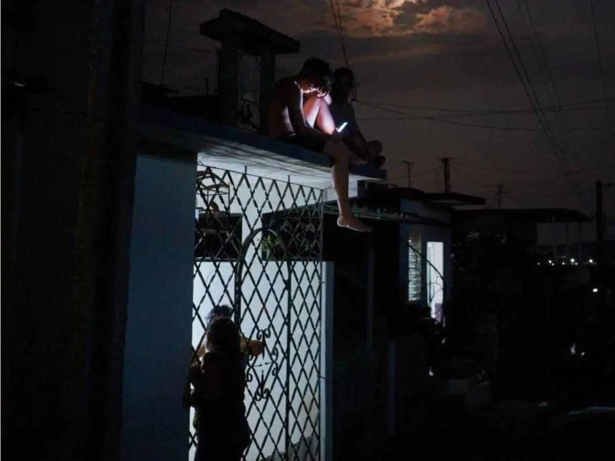 Sin datos en celulares, llamadas ni internet en casa: apagón deja en crisis energética a Cuba