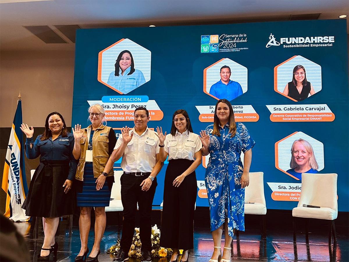 <i>Silvia María López, gerente de Recursos Humanos de Cemento Bijao junto al resto de panelistas. </i>