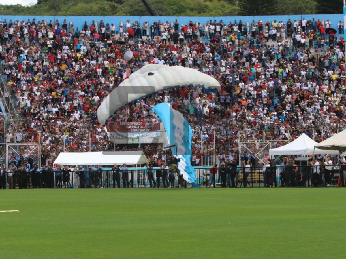 Cuadro a cuadro, así fue la brutal caída de un paracaidista en el Estadio Nacional