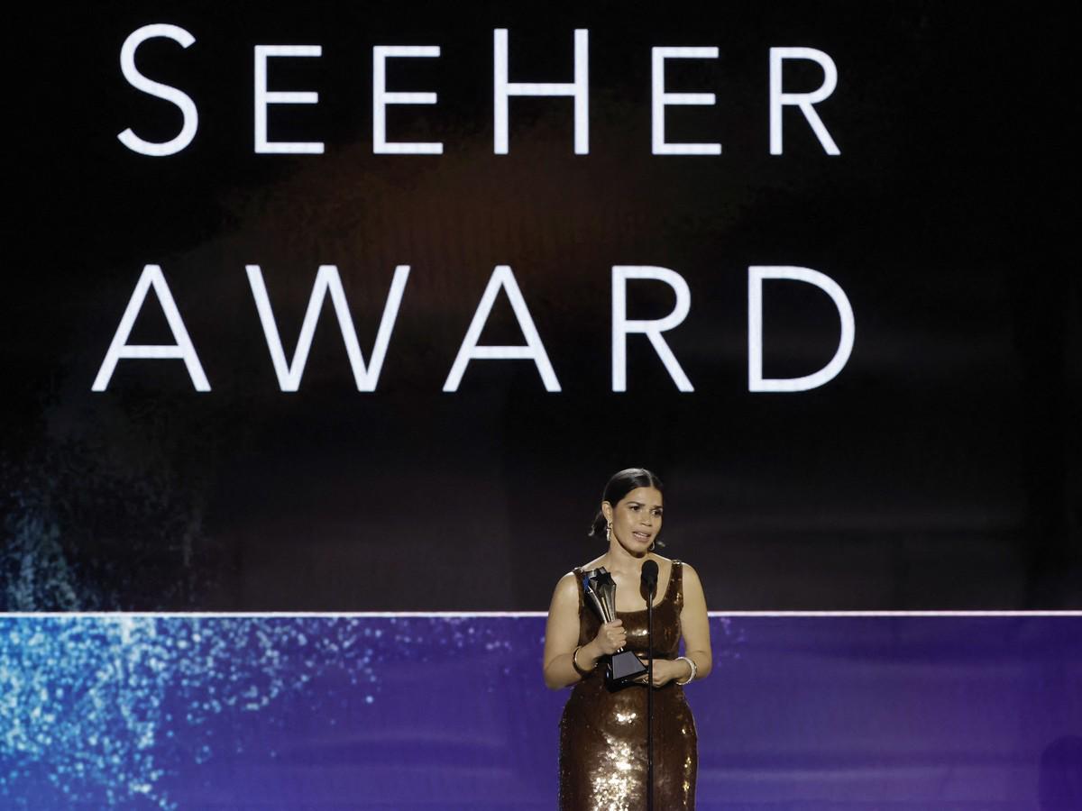 America Ferrera posa con su premio SeeHer.
