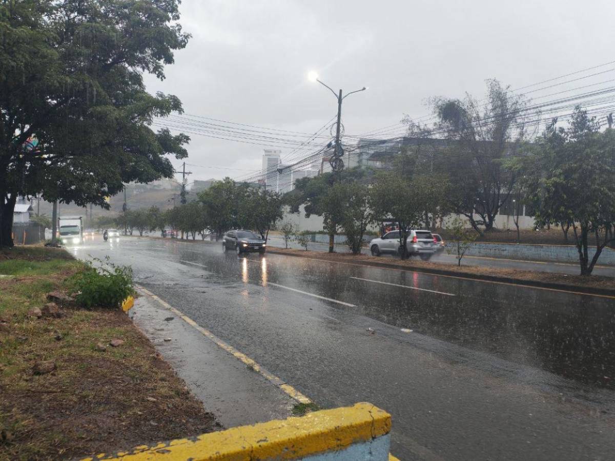 ¡Llueve en Tegucigalpa! Tormenta refresca la tarde en diferentes sectores de la capital