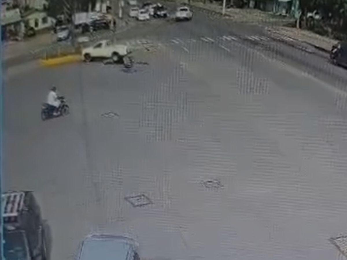 Cámaras captan el momento en que una mujer siguió y atropelló a su expareja tras una discusión