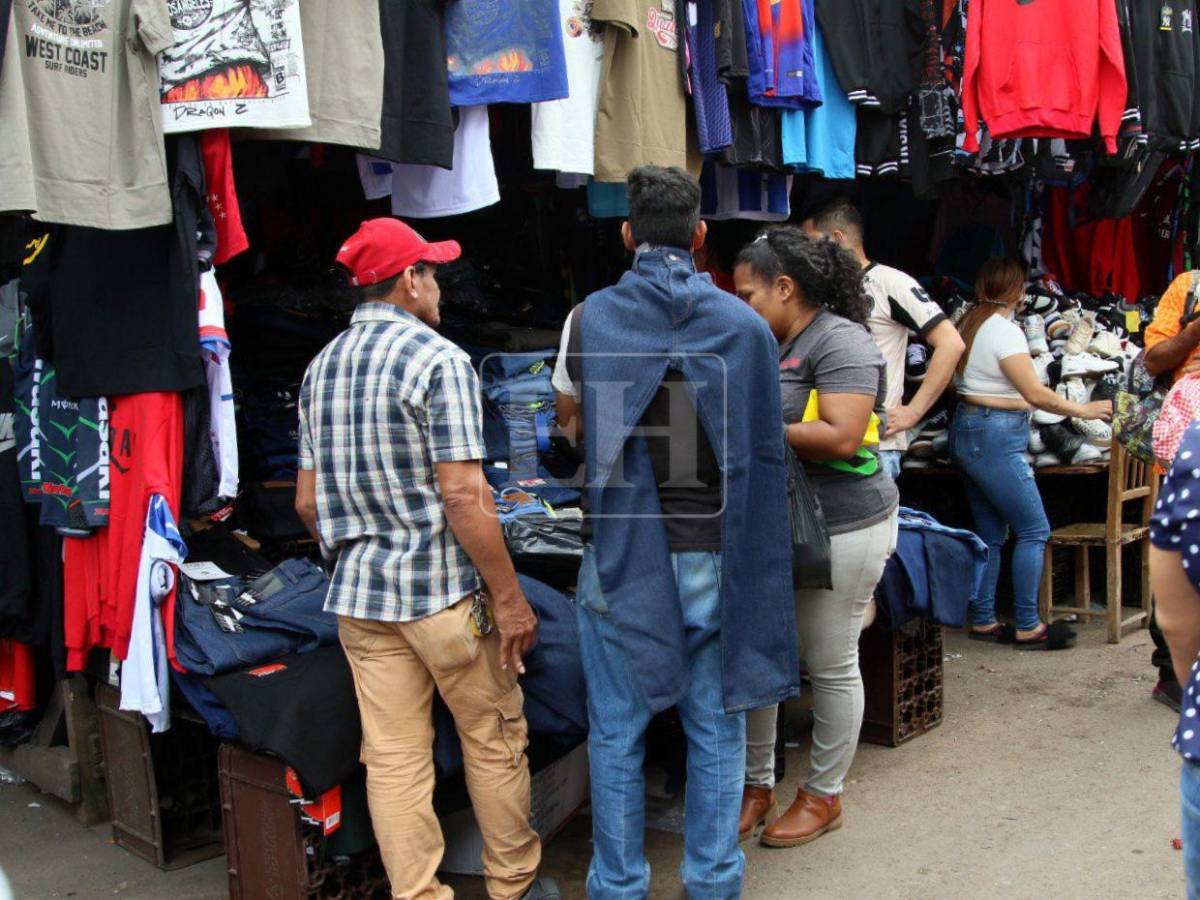 Entre ropa nueva y usada: hondureños buscan los estrenos de fin de año en los mercados