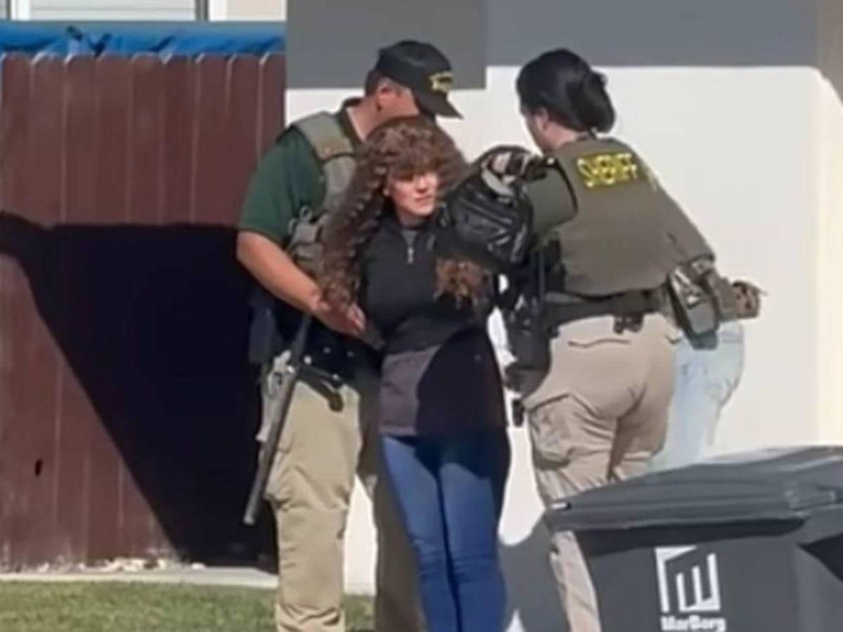 Se fue de viaje con su hija, pero regresó sola: arrestan a mujer en California por asesinato