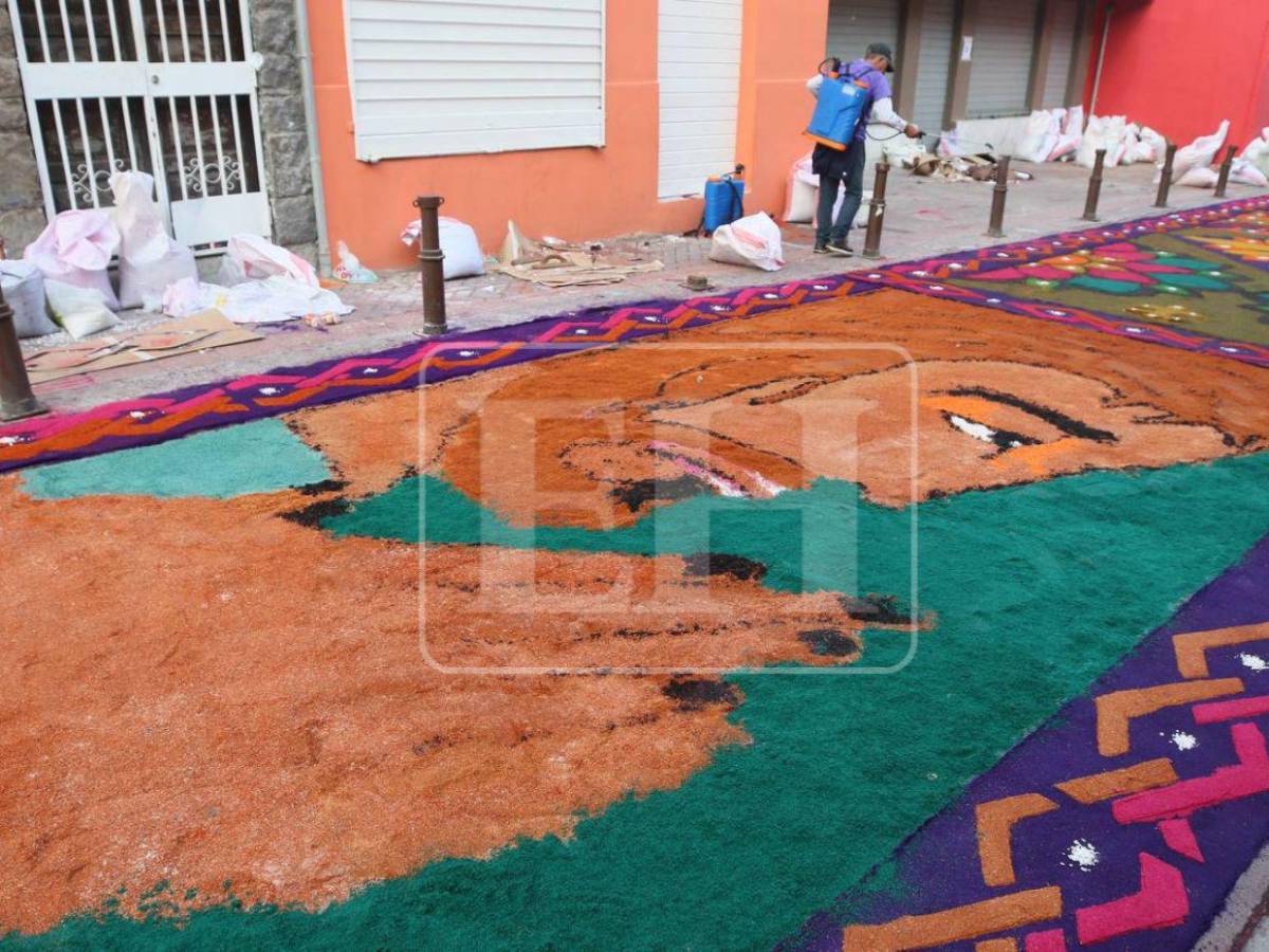 Arte, fe y devoción: Avenida Cervantes luce colorida con las alfombras de aserrín
