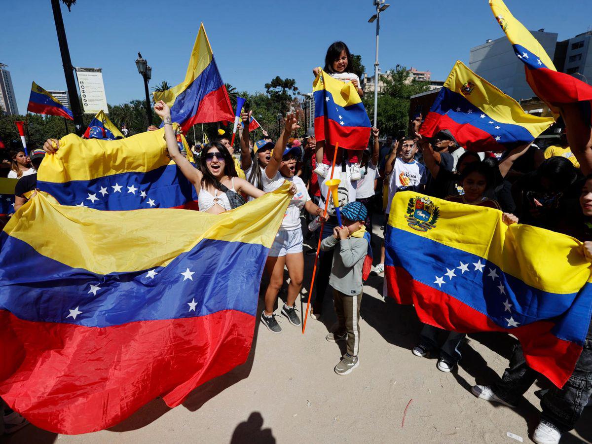 Abrazos y lágrimas: así festejan los venezolanos en las calles la captura de Nicolás Maduro