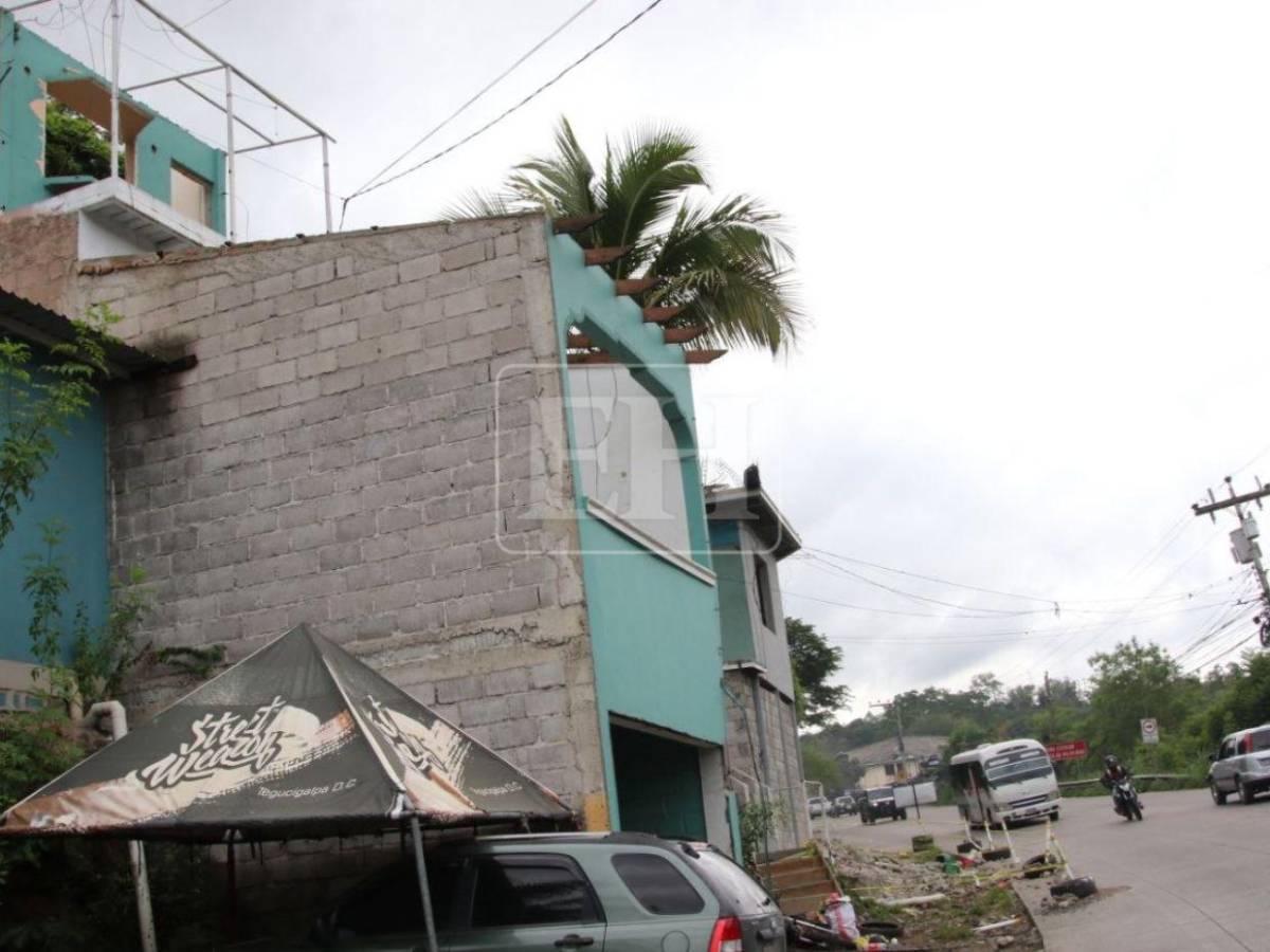 Para construir un tercer carril en la salida al sur: Comienzan con las demoliciones de viviendas