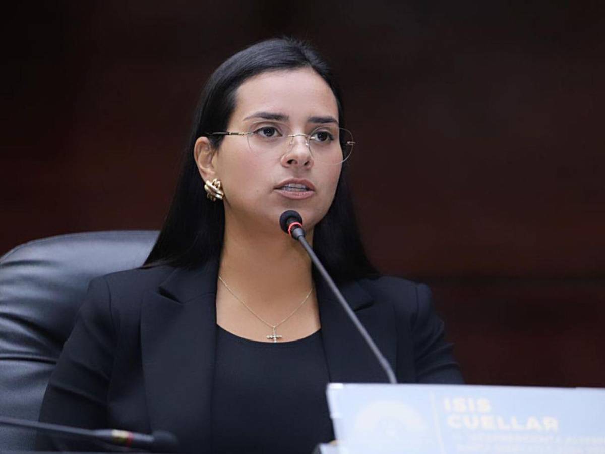 Isis Cuéllar sigue repartiendo dinero tras escándalo con Sedesol; dio L20 mil para un carwash