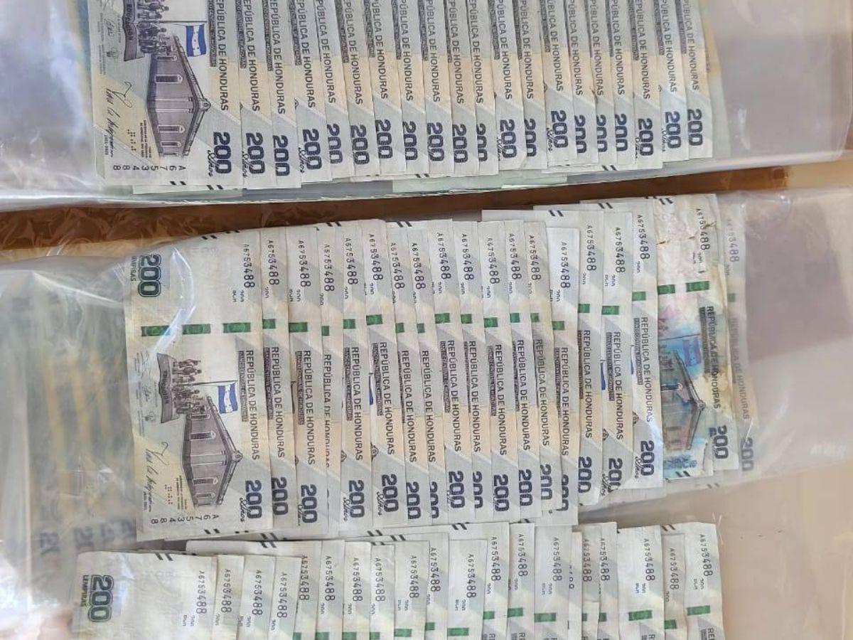Compraban y vendían ropa con dinero falso: detienen a comerciantes con más de L40,000 en billetes falsos
