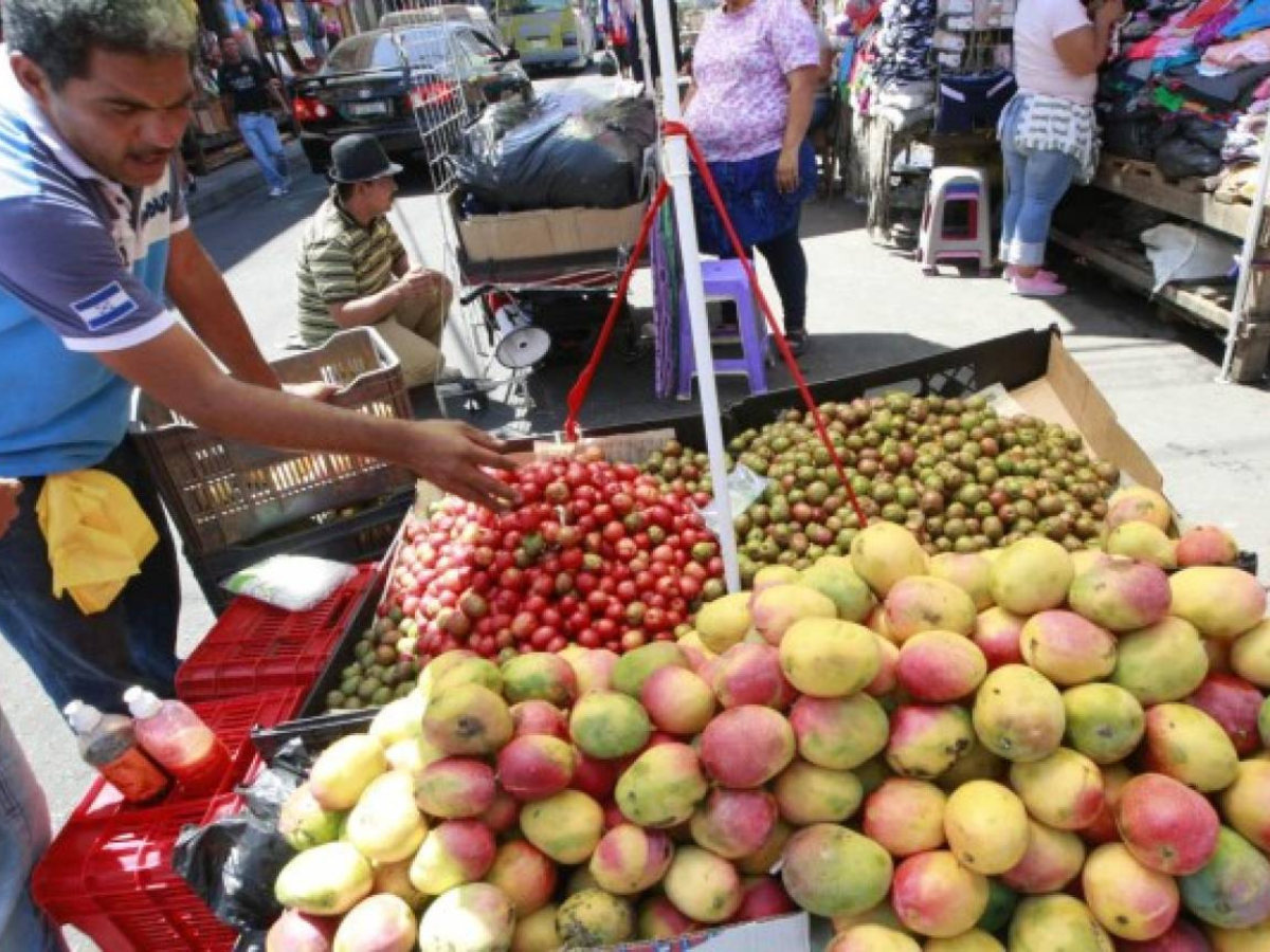 ¿Cuáles son los precios de las frutas de temporada en mercados capitalinos?