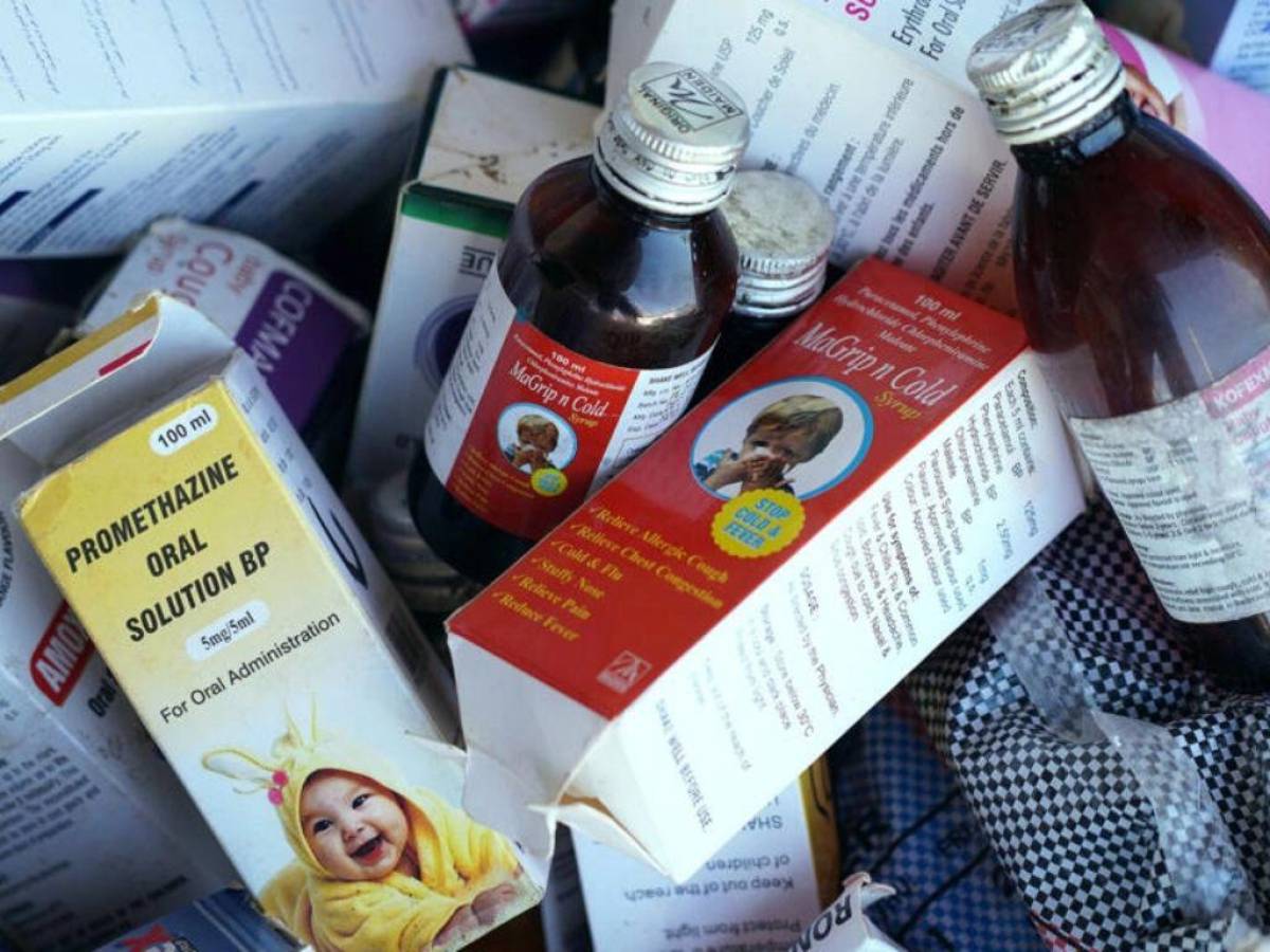 India investiga jarabes contra la tos tras la muerte de 66 niños en Gambia