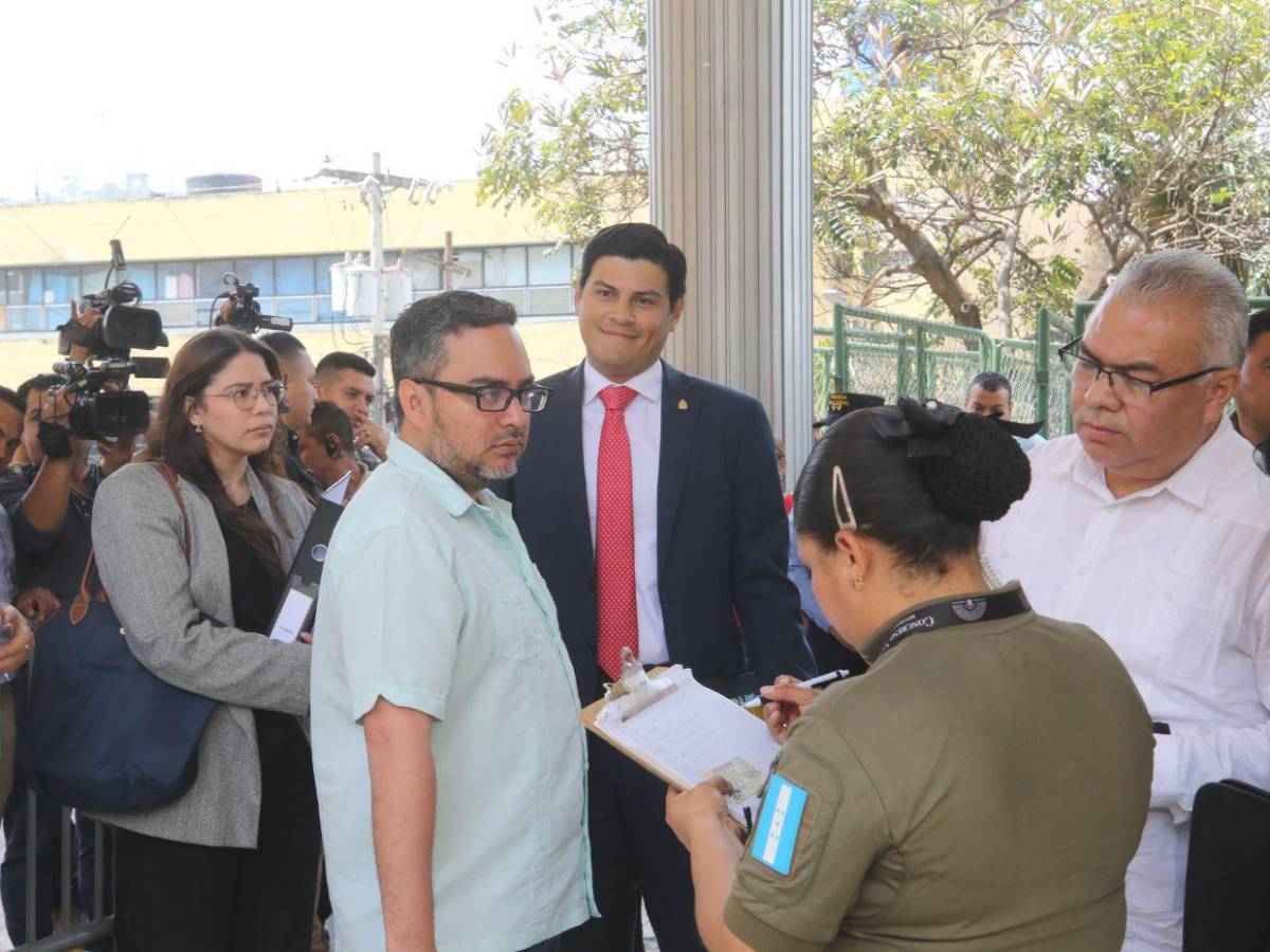 Marlon Ochoa comparece ante la comisión especial del Congreso Nacional Marlon Ochoa comparece ante la comisión especial del Congreso Nacional