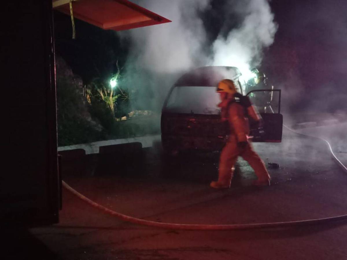 Fotos: así quedó el busito incendiado en Villa Vieja, carretera al oriente