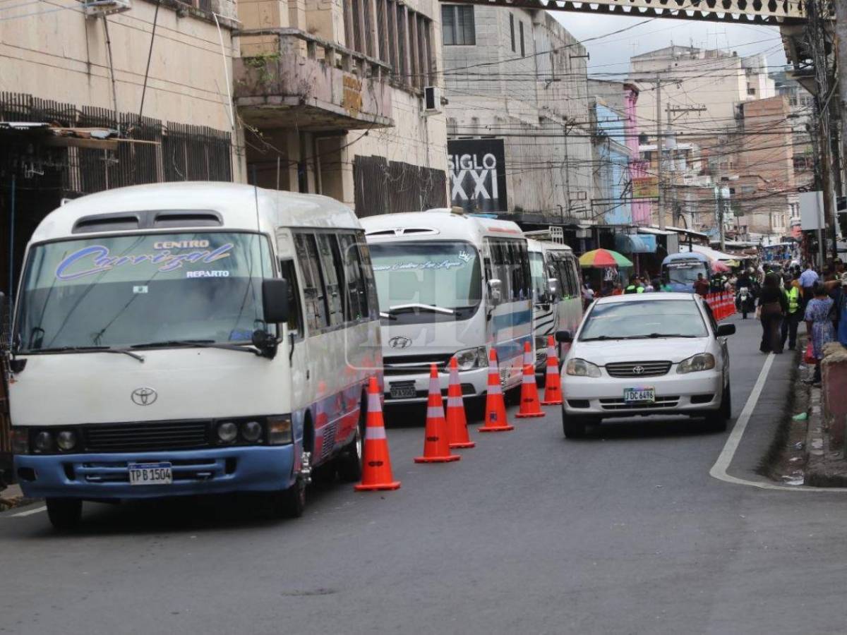 ¡Despejadas! AMDC libera aceras de la cuarta avenida de Comayagüela
