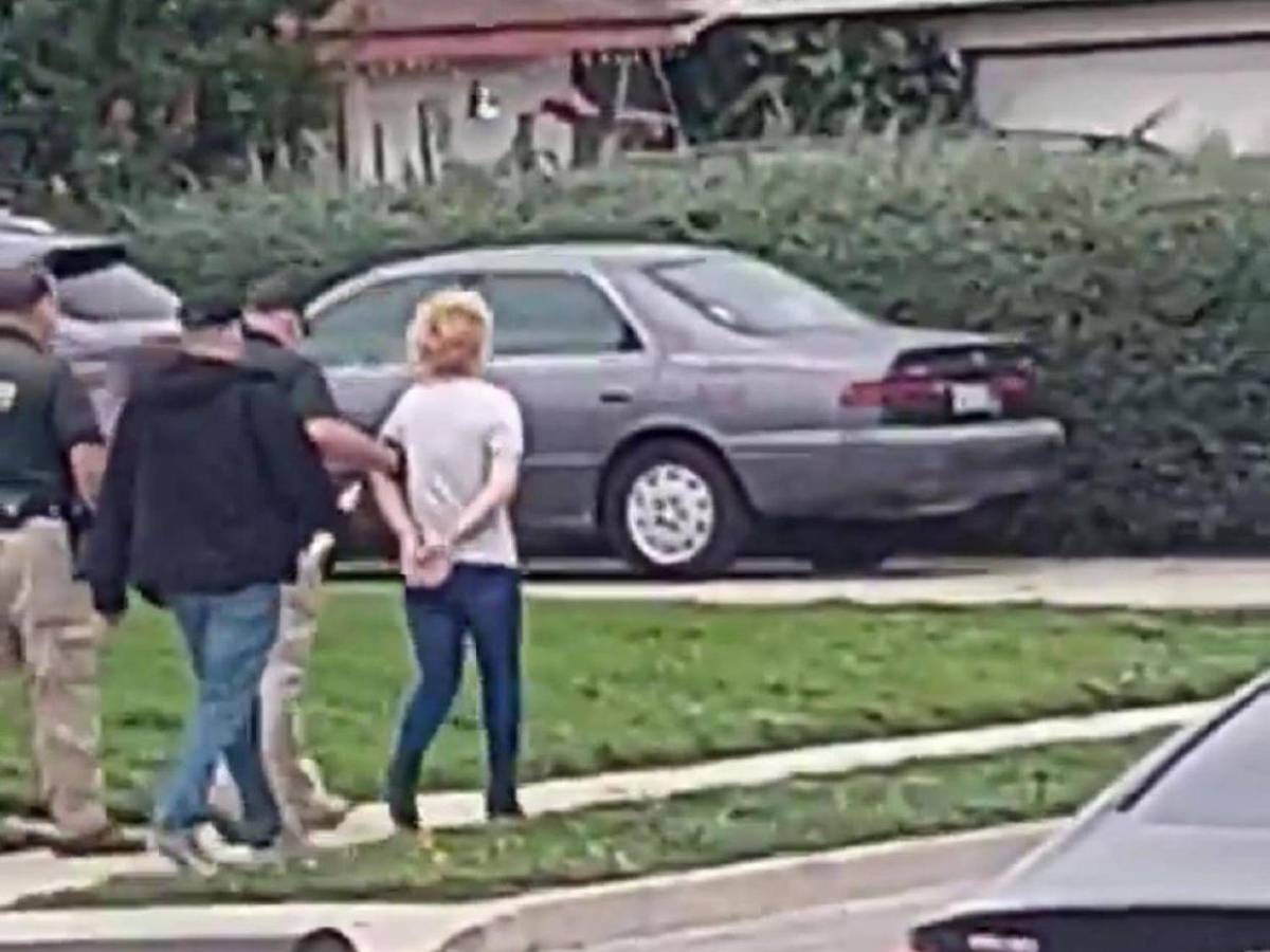Se fue de viaje con su hija, pero regresó sola: arrestan a mujer en California por asesinato