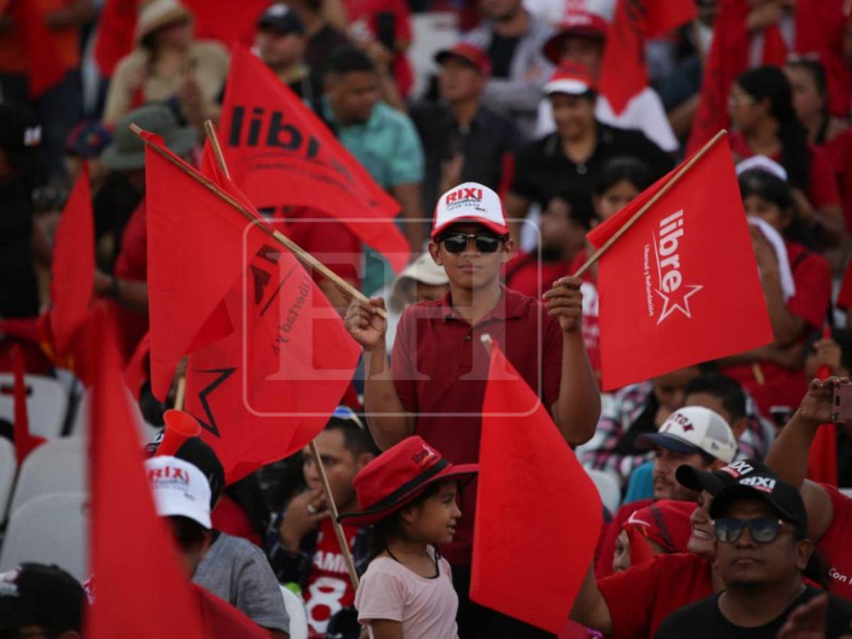 Con pancartas bipartidismo no volverá, colectivos de Libre recibieron a Rixi Moncada en la capital