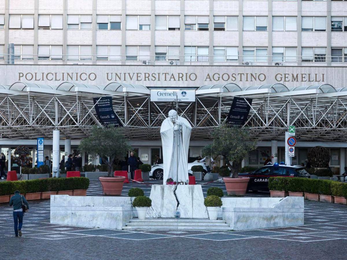 Momento en que el papa León XIV ingresó al hospital Gemelli, donde será operado de un nódulo pulmonar