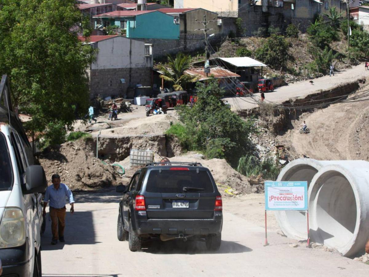 Avanzan los trabajos de rehabilitación en la Reynel Fúnez tras enorme socavón