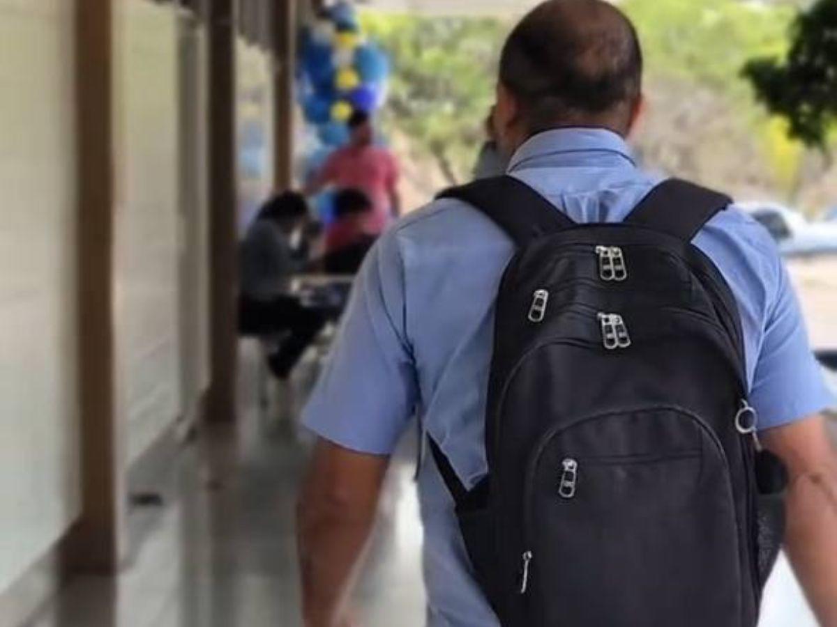 “Decidí no rendirme”: Williams Ochoa, fontanero de la UNAH que logró su título universitario