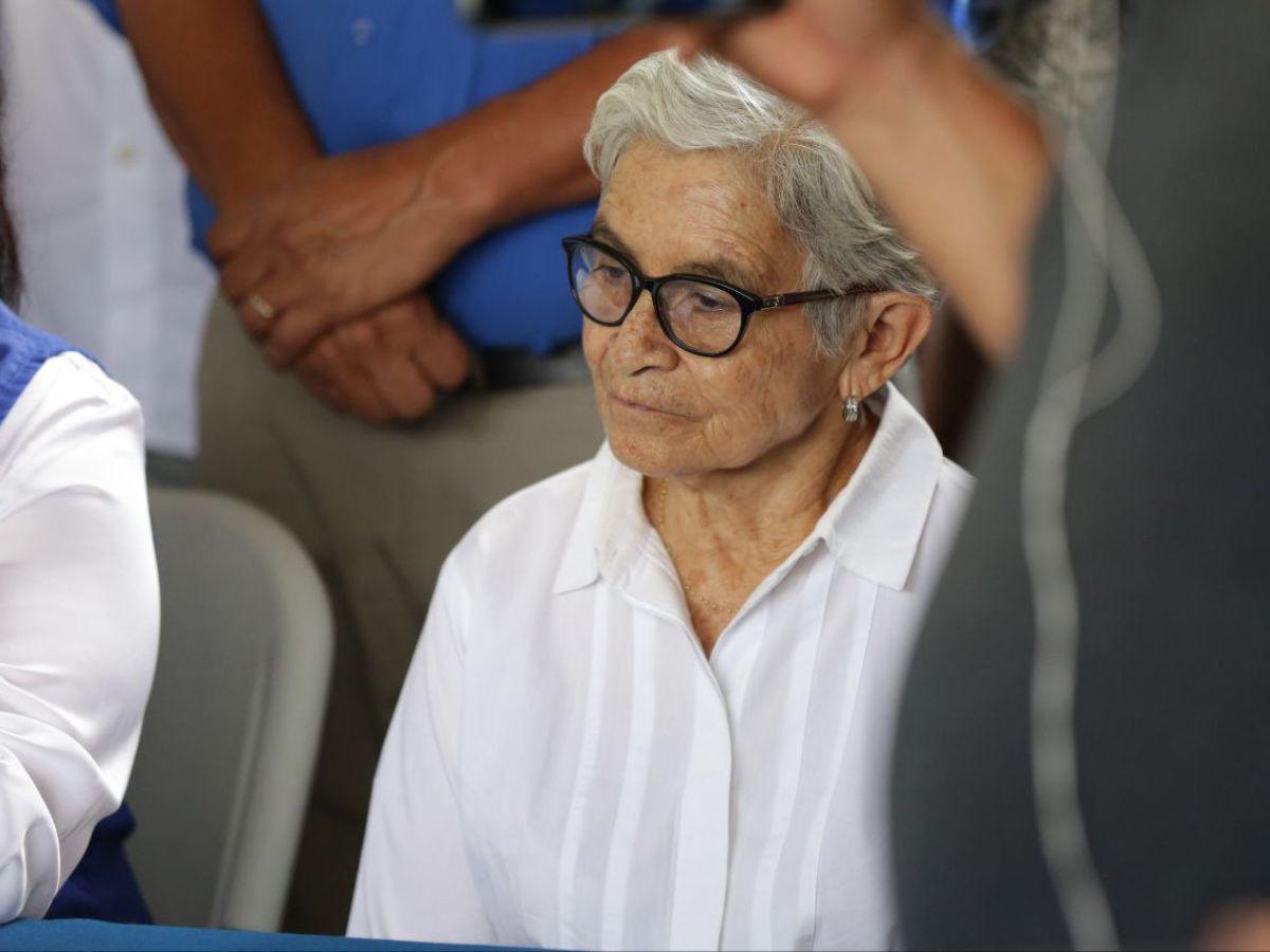 Cabizbaja y en silencio, mamá de JOH reapareció tras condena de 45 años a su hijo