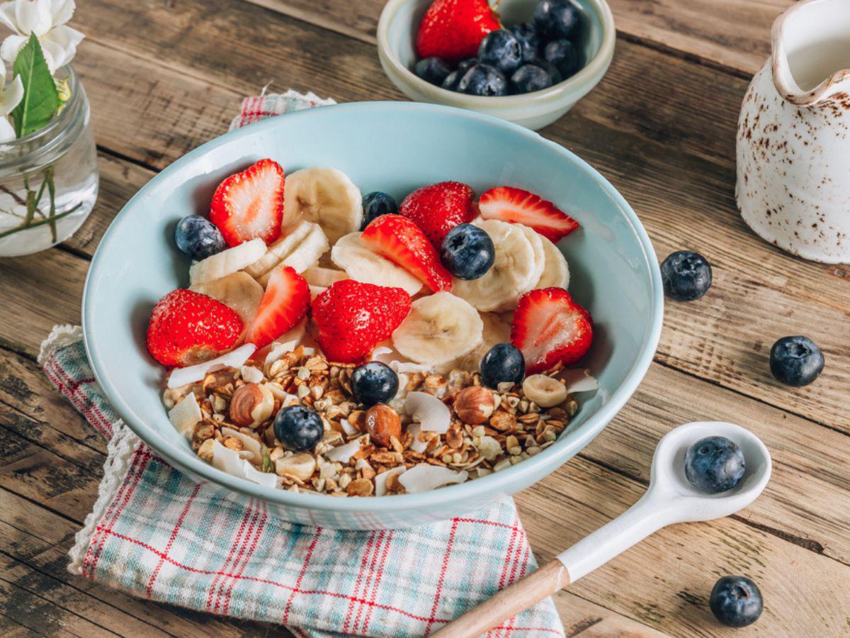 La falta de sueño afecta directamente a las hormonas que regulan el hambre y la saciedad, lo que puede llevar a hábitos alimenticios poco saludables y dificultar el logro de objetivos de acondicionamiento físico.