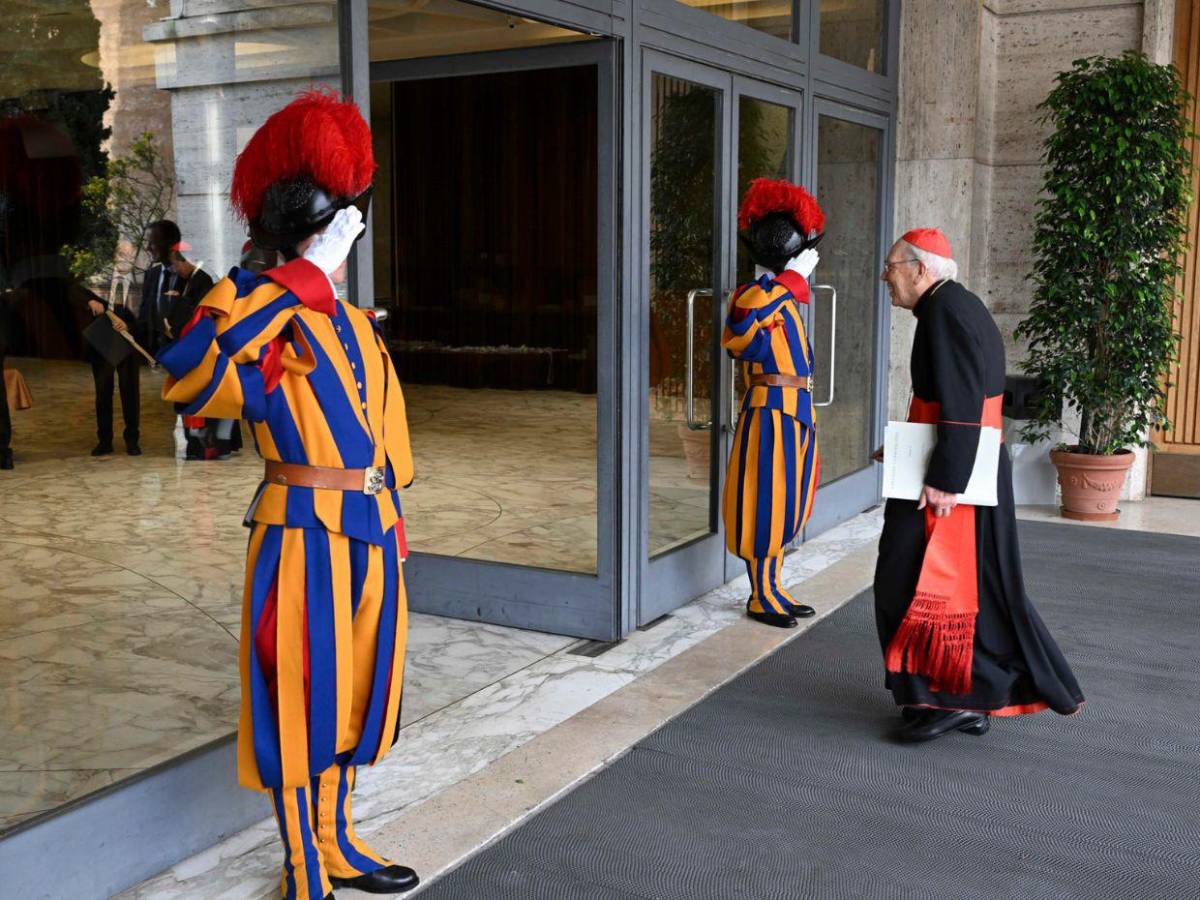 Entre rituales, alianzas y toque de queda, llegan los cardenales a Roma