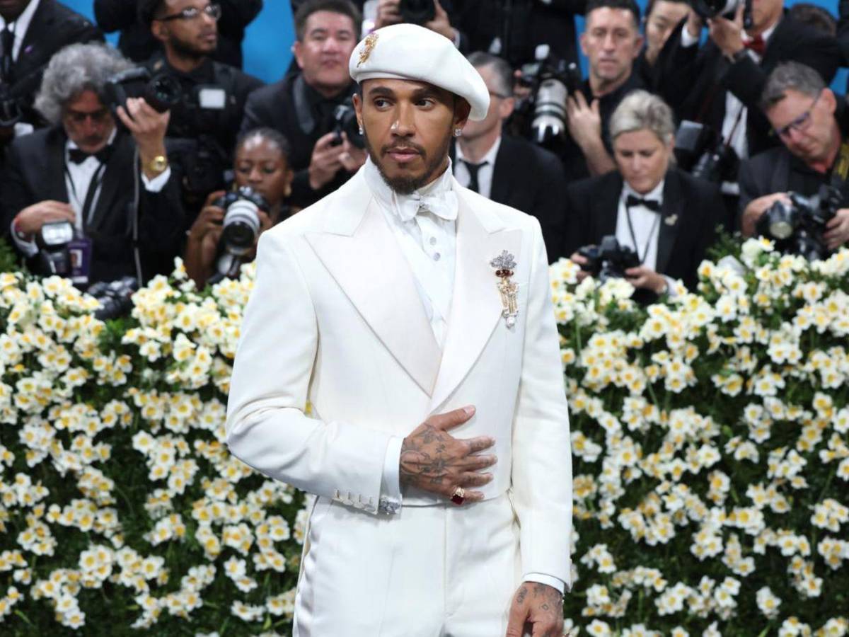 Así fue el elegante atuendo de Lewis Hamilton en la Met Gala 2025