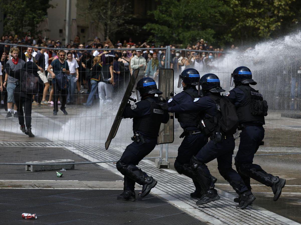 Manifestaciones en Francia: 200 detenidos y bloqueos en autopistas y trenes