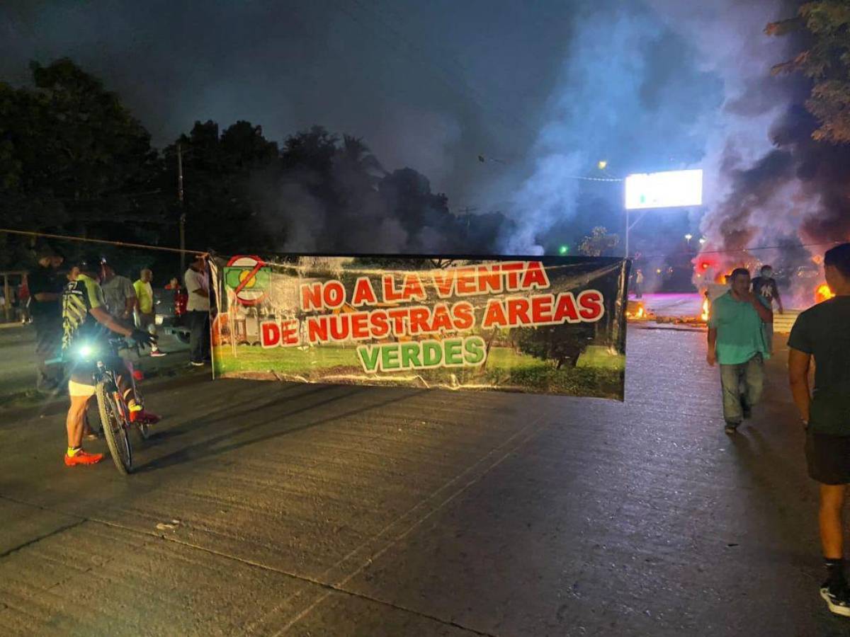 Con el lema “No a la venta de nuestras aréas verdes” los pobladores protestaron e hicieron el llamado al alcade Roberto Contreras.