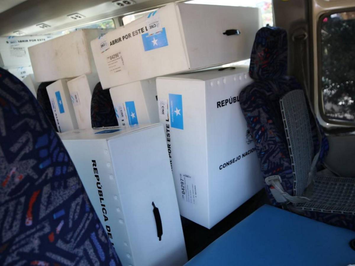 Con cinco horas de retraso, apenas inicia traslado de material electoral en algunos sectores