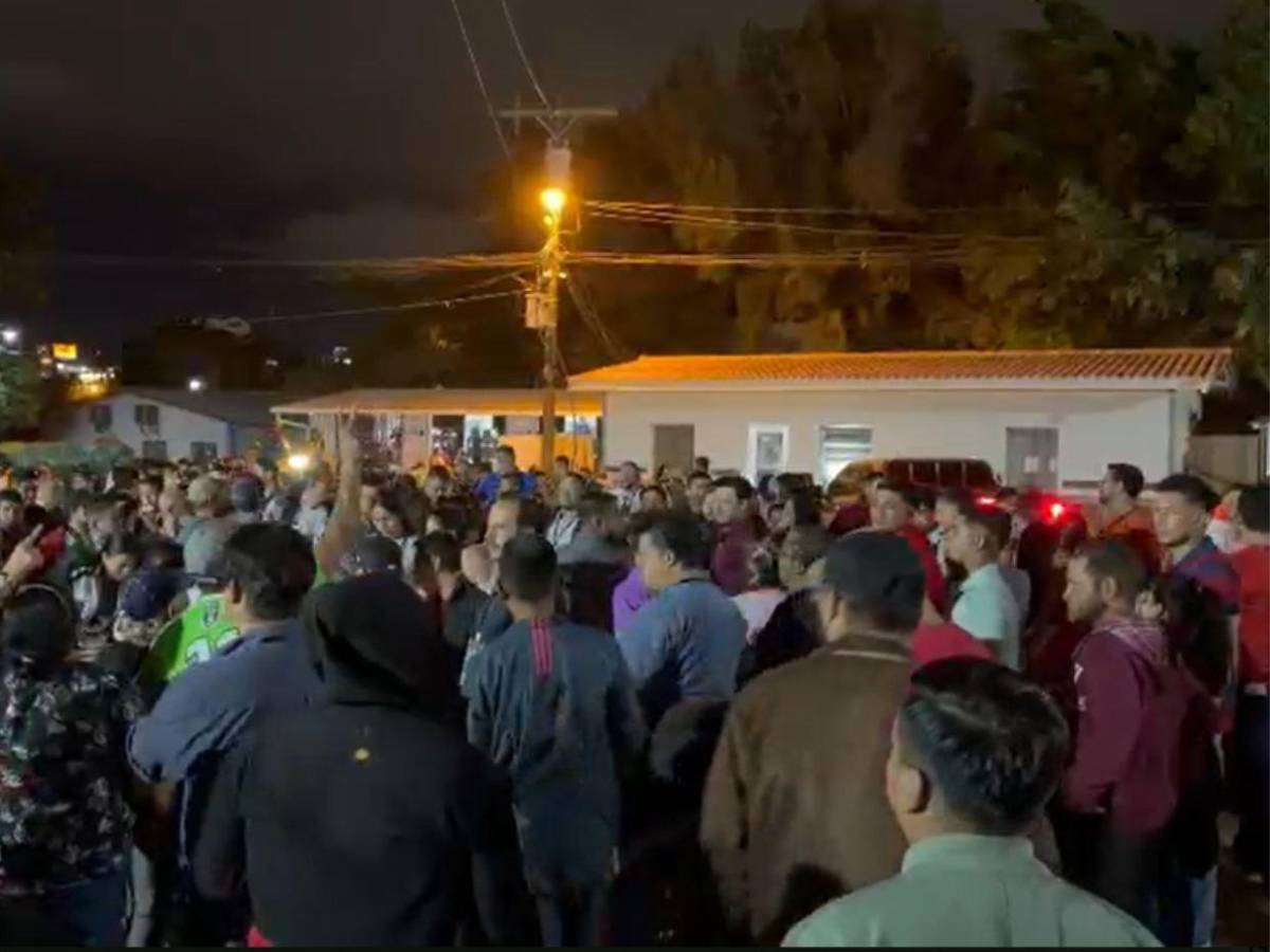 Voto por voto: tensión en las afueras del CLE en el Infop por retraso en recuento electoral