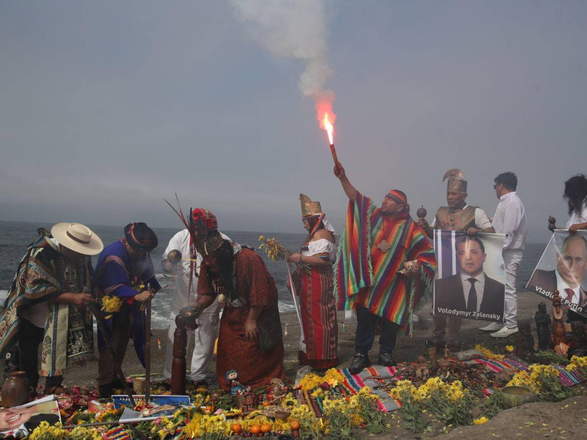 Chamanes y curanderos en Perú realizan ritual de fin de año y predicen para 2026