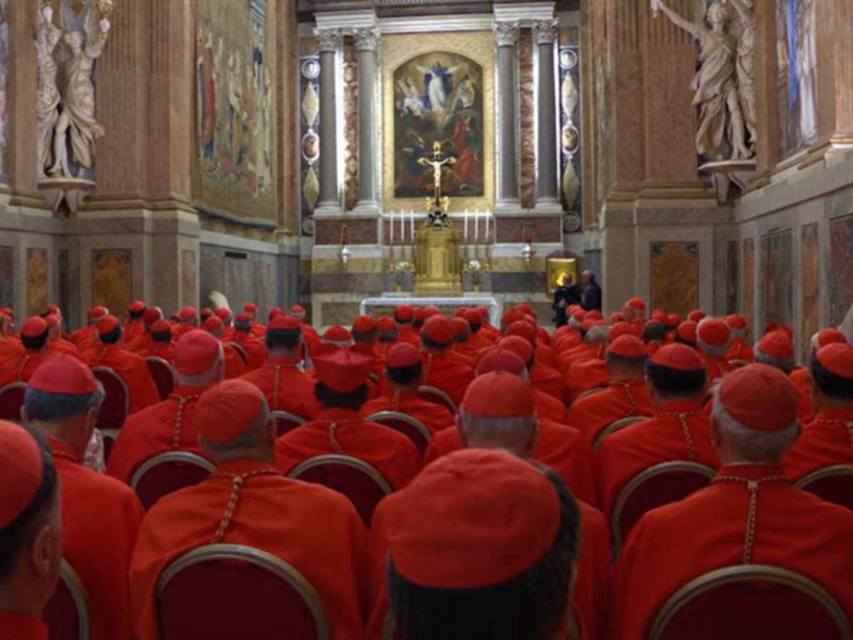 Con fe, oración y un juramento de secreto, la procesión da inicio al cónclave en el Vaticano