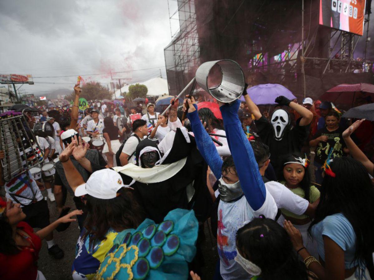 ¡Ni la lluvia los detuvo! Capitalinos disfrutan del carnaval de Tegucigalpa