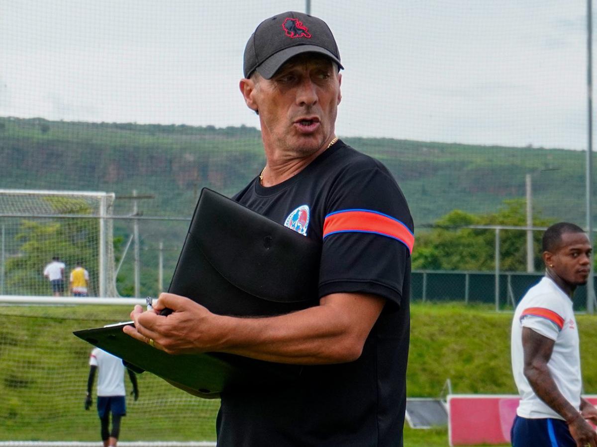 Pedro Troglio lanza duro dardo a Emilio Izaguirre y revela los tres jugadores que pidió fichar