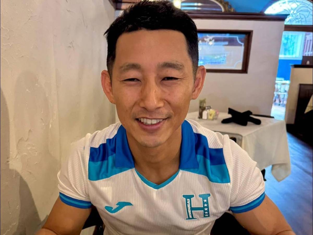 Carlos Espina sorprende a Shin Fujiyama con impresionante regalo: Lo que le dio en pleno Mundial