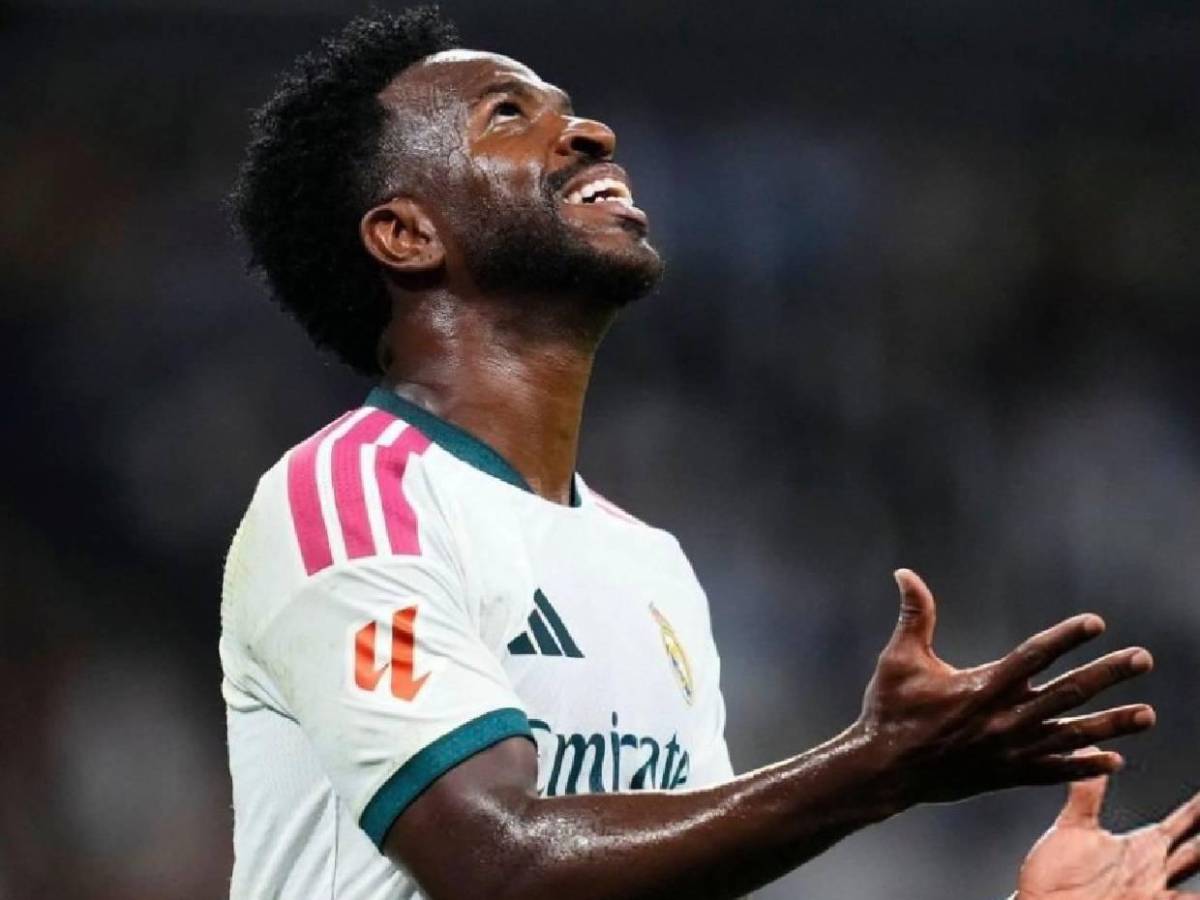 Vinicius con el corazón roto: Así fue captada su exnovia besando a otro hombre y revelan quién es