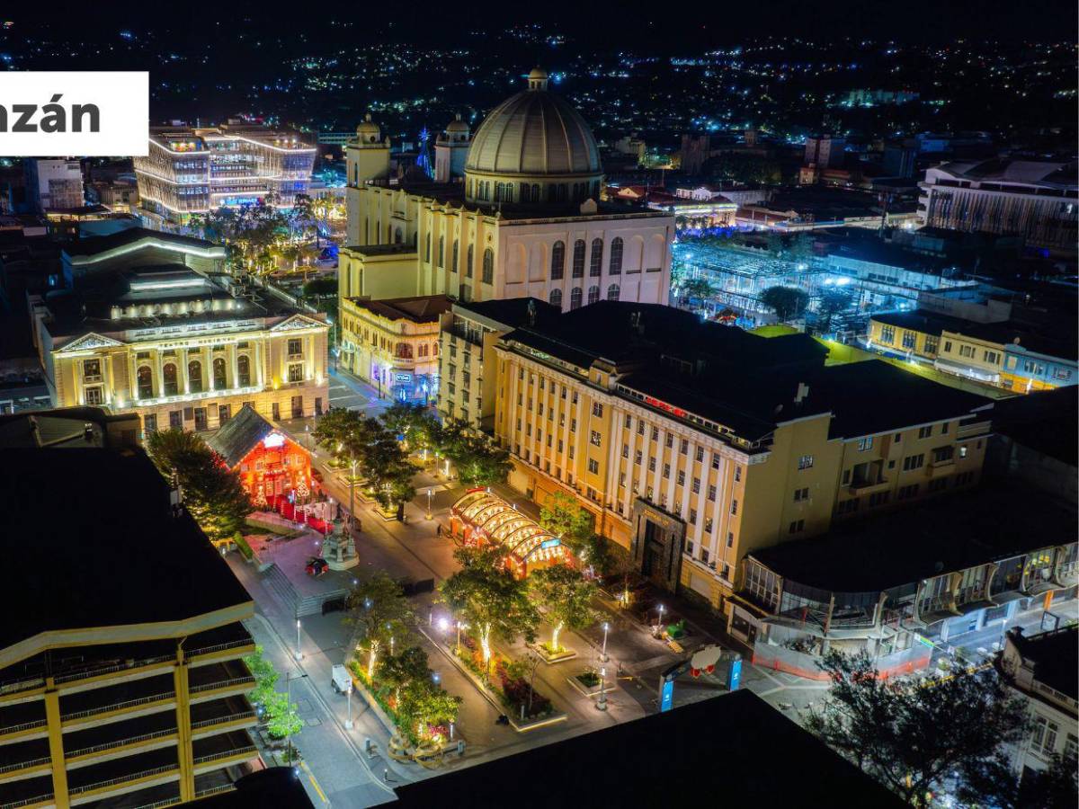El Salvador enciende su Villa Navideña con el árbol más grande de la región