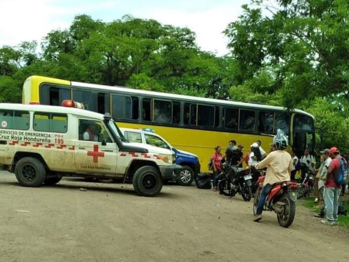 Dentro de este autobús quedaron los restos de la infortunada joven.