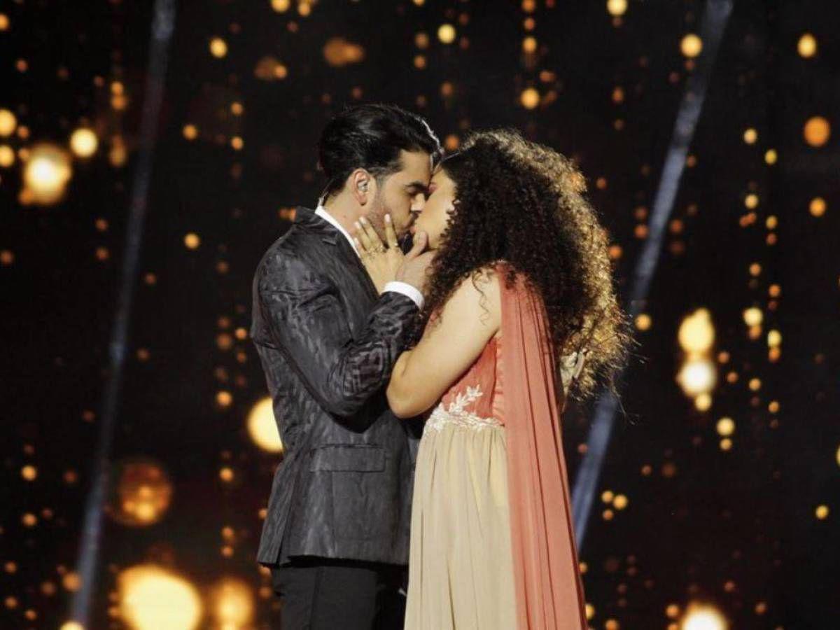 Así fue el beso entre los dos durante su presentación ante el jurado de La Academia en 2022.