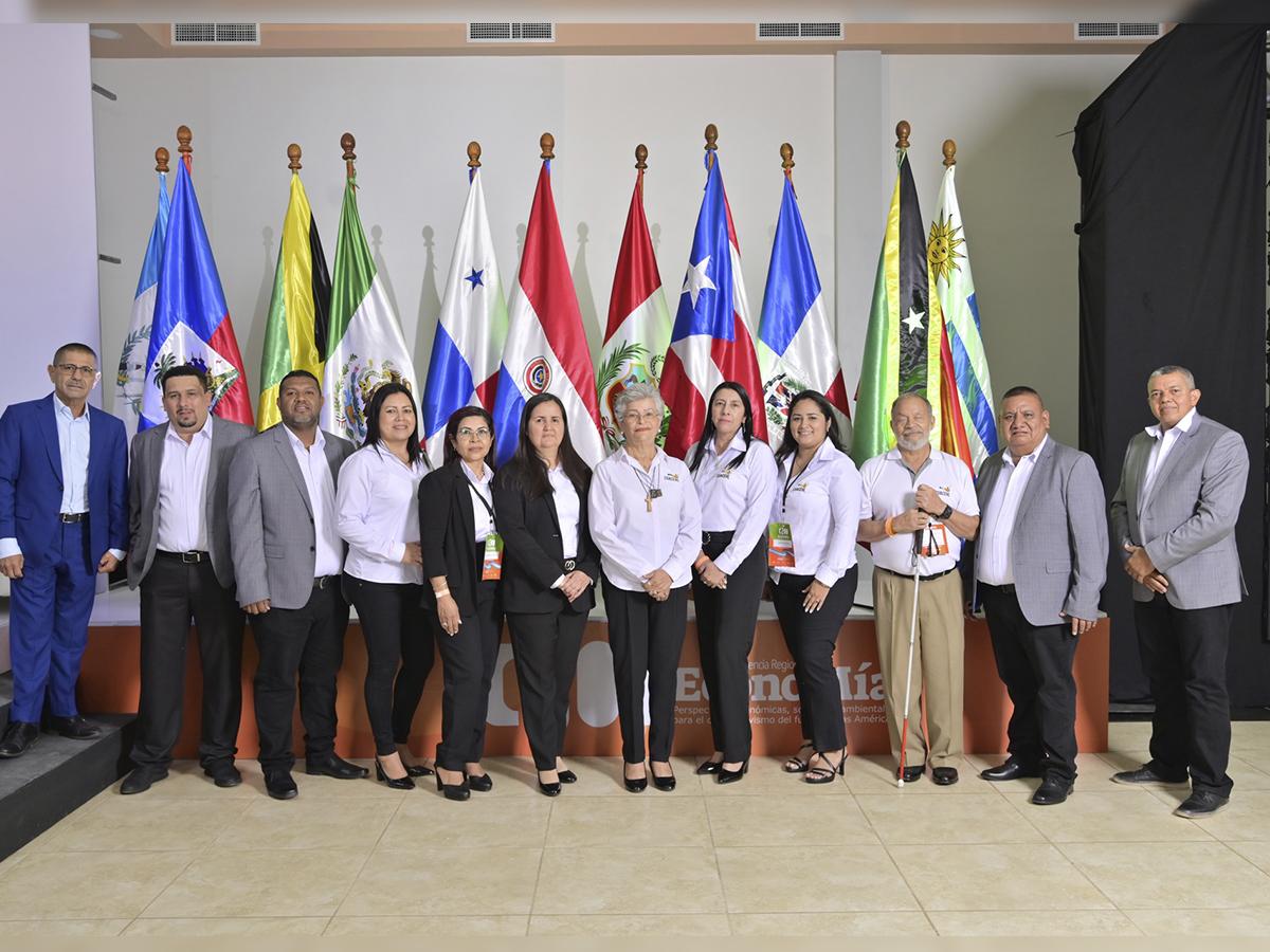 Directivos de Cooperativa COACEHL en un encuentro histórico que unió a líderes y expertos.