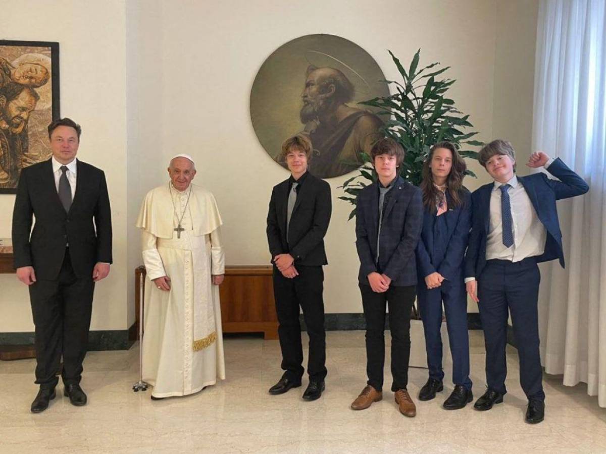 Elon Musk rompe su silencio en Twitter con una foto junto al papa