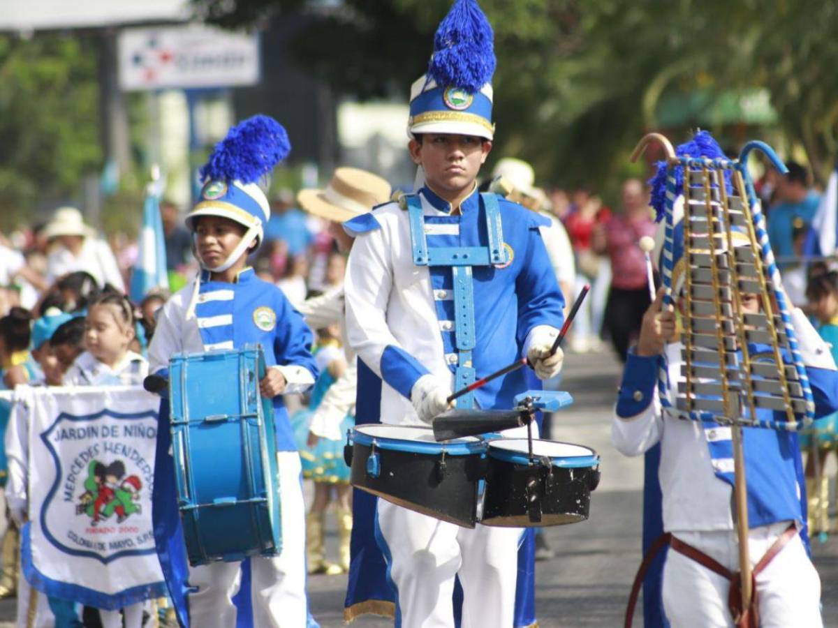 Centros educativos celebraron independencia con música y baile en los desfiles por toda Honduras