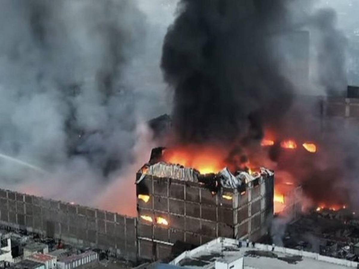 Incendio en Lima: bomberos luchan contra llamas en almacenes de juguetes