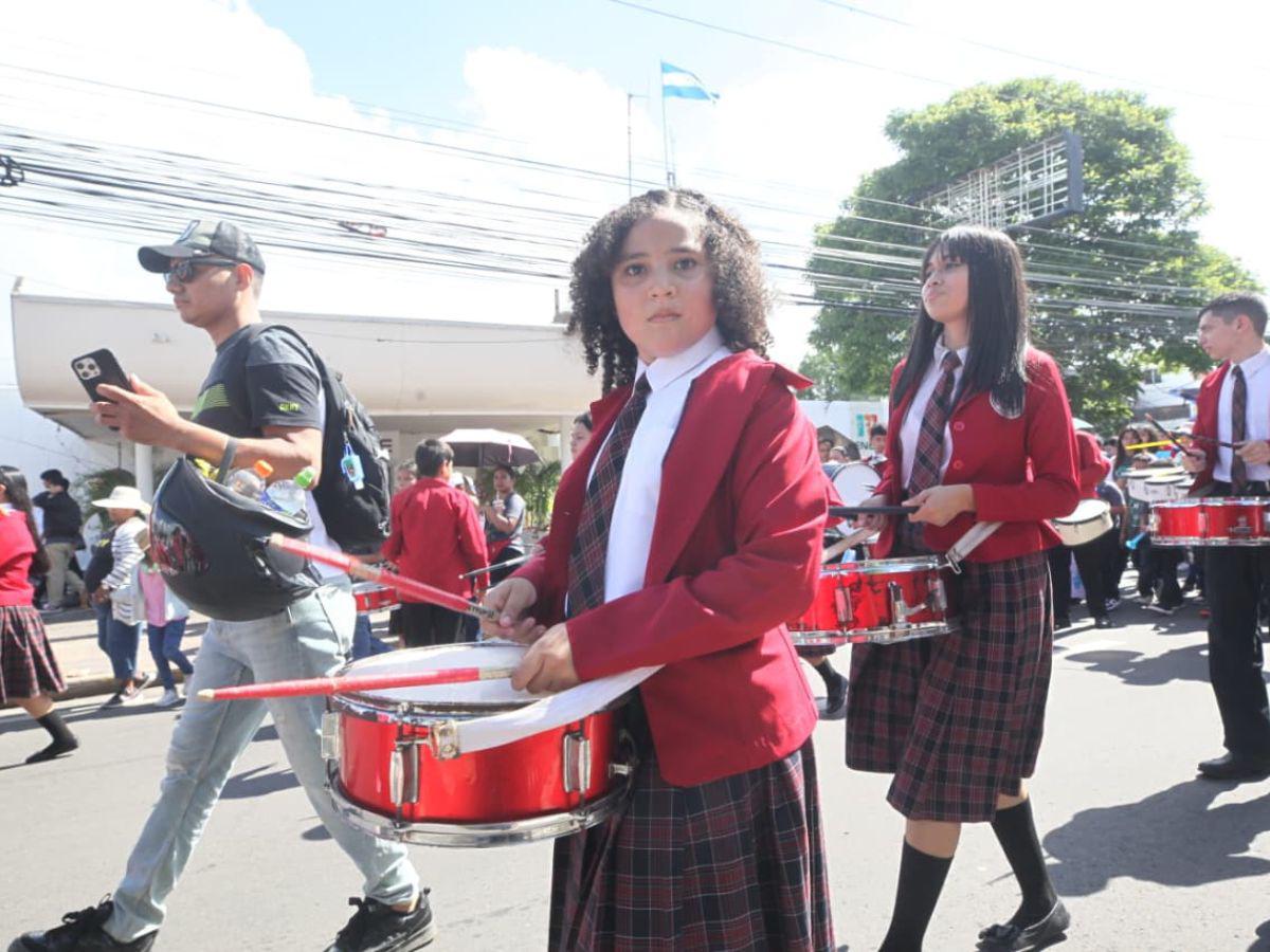Día de la Biblia: Cientos de hondureños desfilan por el bulevar Suyapa en Tegucigalpa
